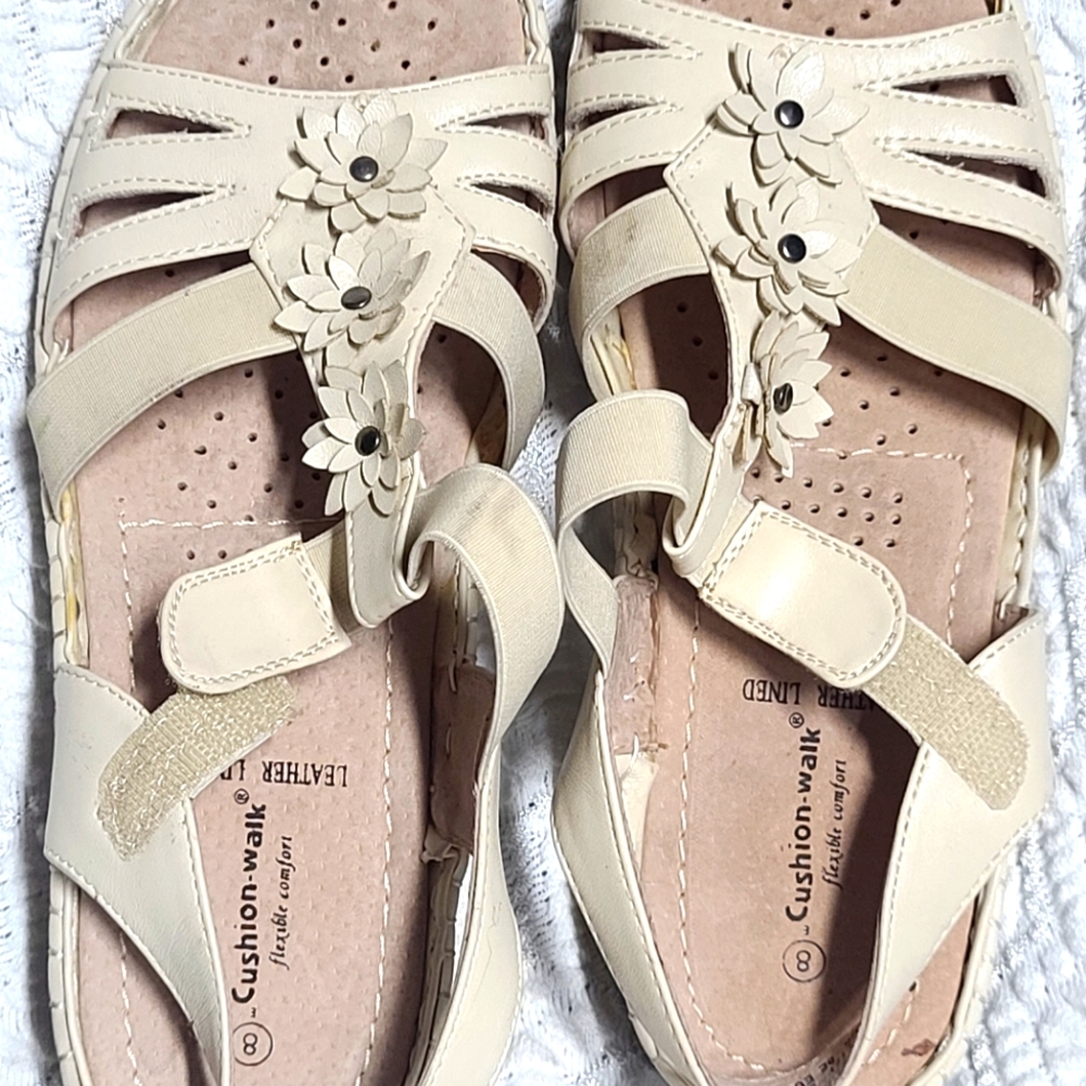 Women's tan flower sandles
